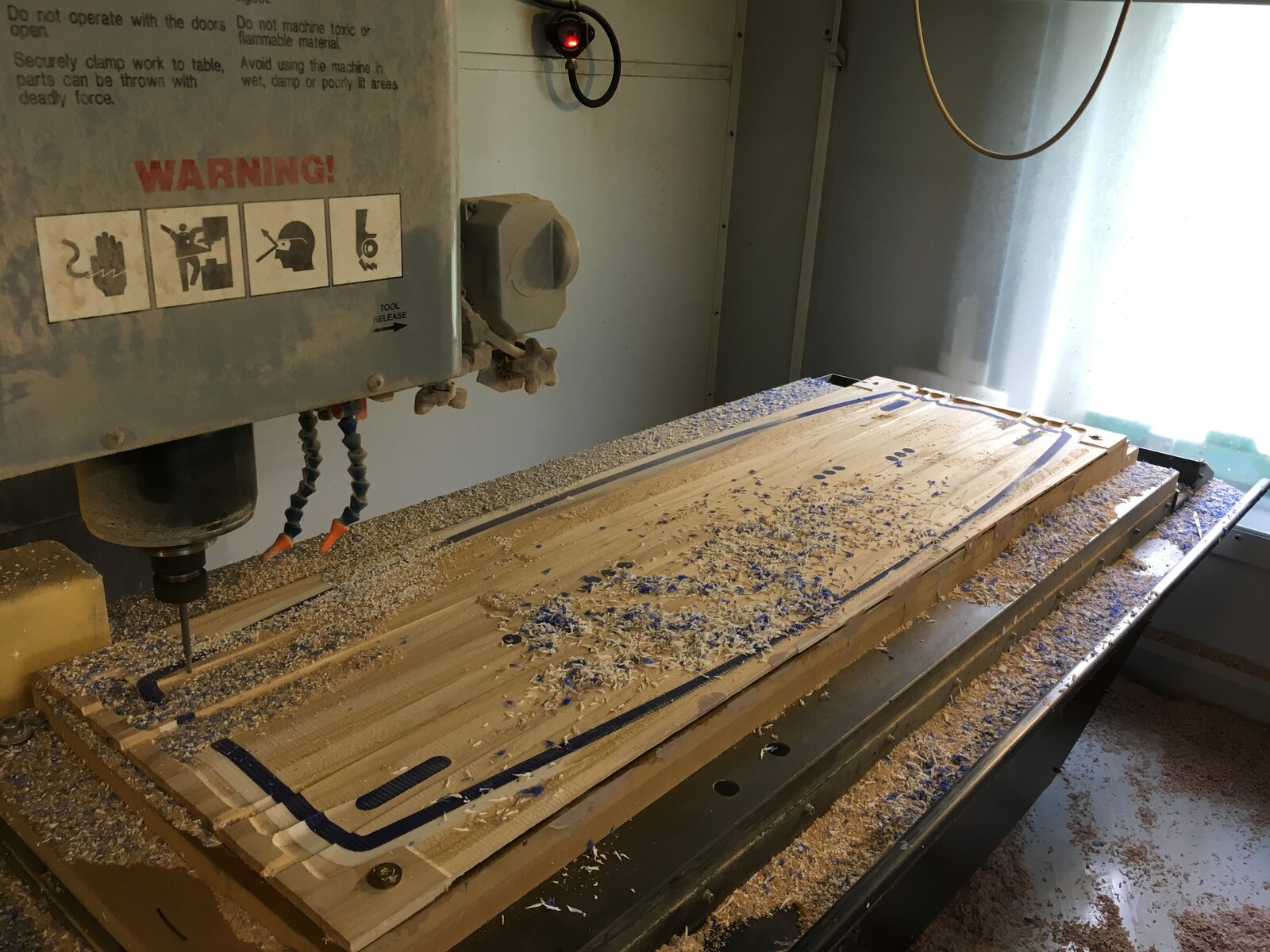 CNC-Fräse bei der Bearbeitung eines Werkstücks